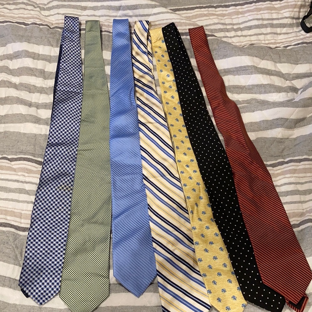 Lot of 7 men’s ties. Primarily Tommy hilfinger. Multiple colors.